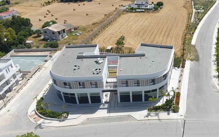 Latitudes A Commercial