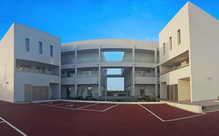 Latitudes A Commercial