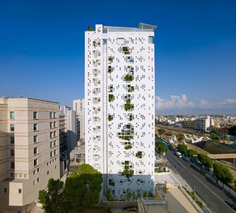 The White Walls (The Tower 25)