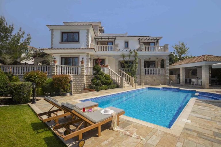 5 Bedroom House for Sale in Argaka, Paphos District