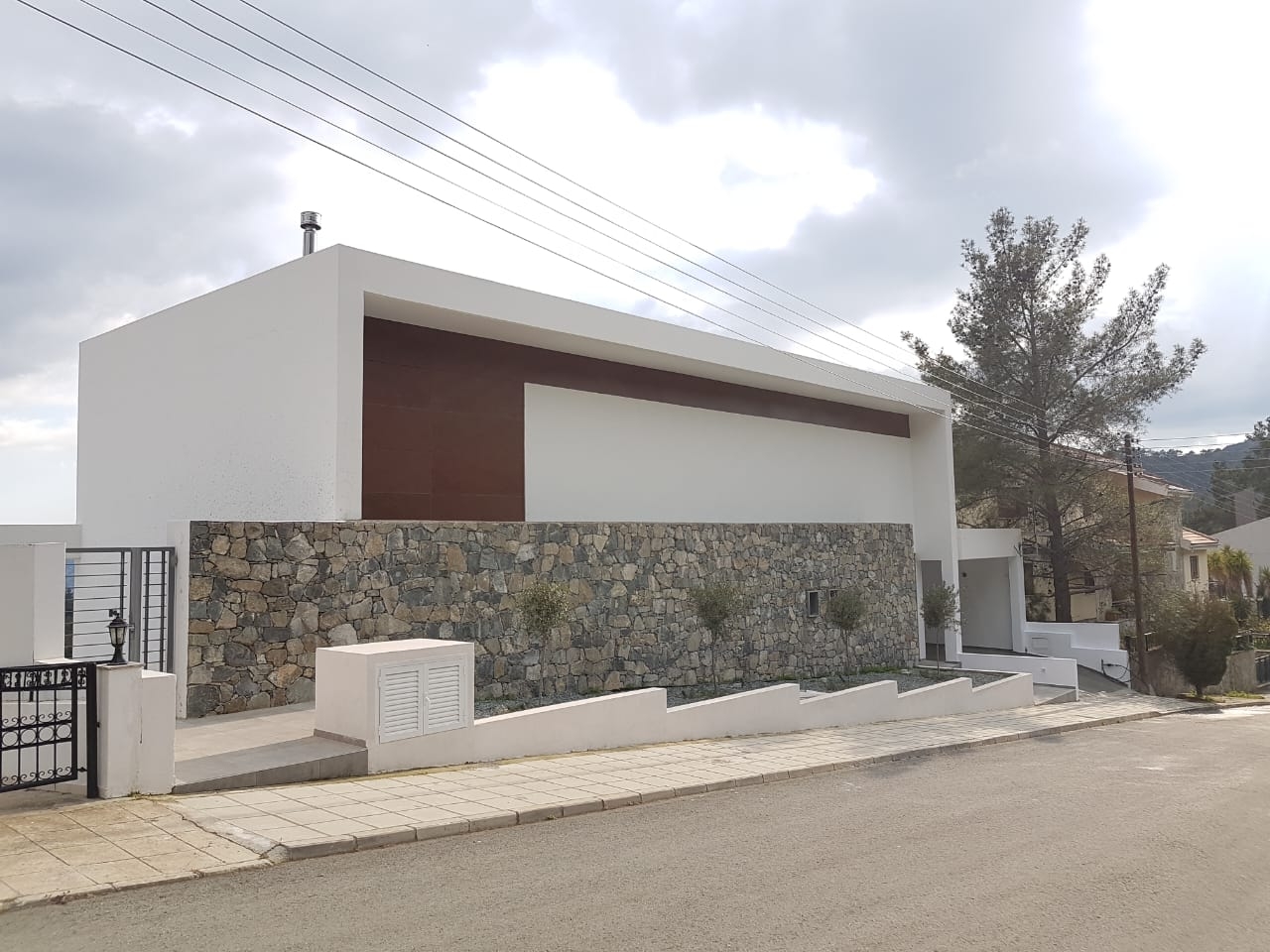 5 Bedroom House for Sale in Moniatis, Limassol District