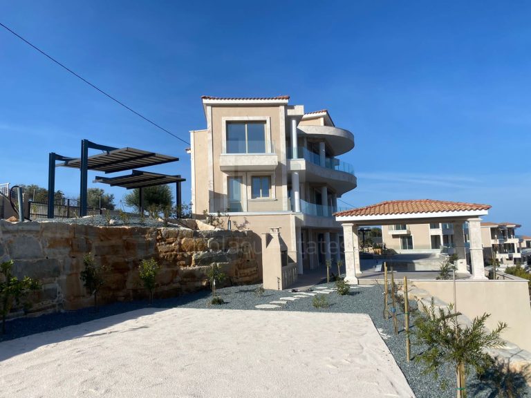 5 Bedroom House for Sale in Peyia, Paphos District