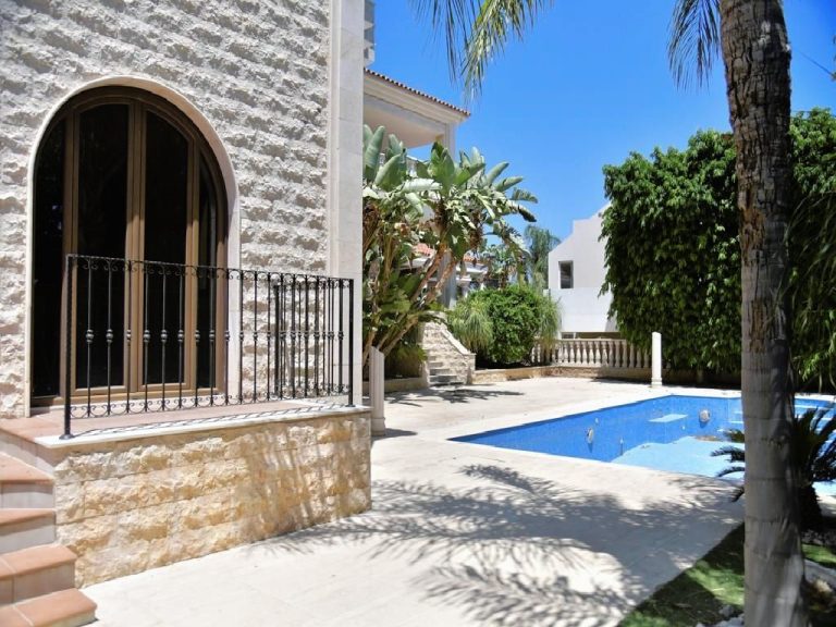 5 Bedroom House for Sale in Oroklini, Larnaca District