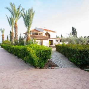 5 Bedroom House for Sale in Pervolia Larnacas