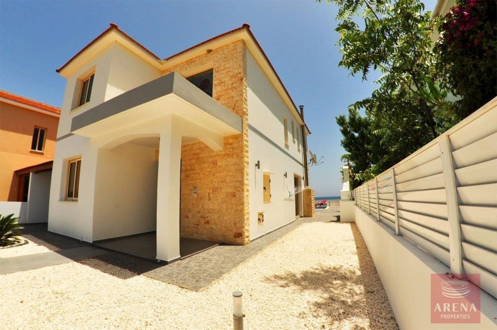 3 Bedroom House for Sale in Mazotos, Larnaca District