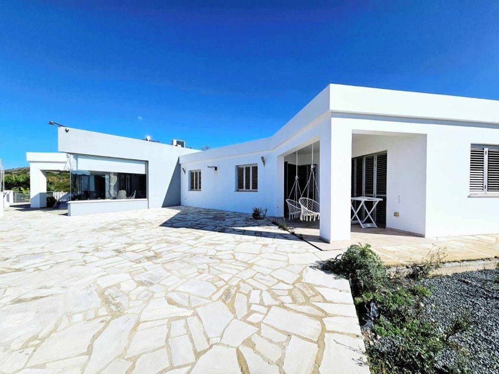 4 Bedroom Villa for Sale in Mesa Chorio, Paphos District