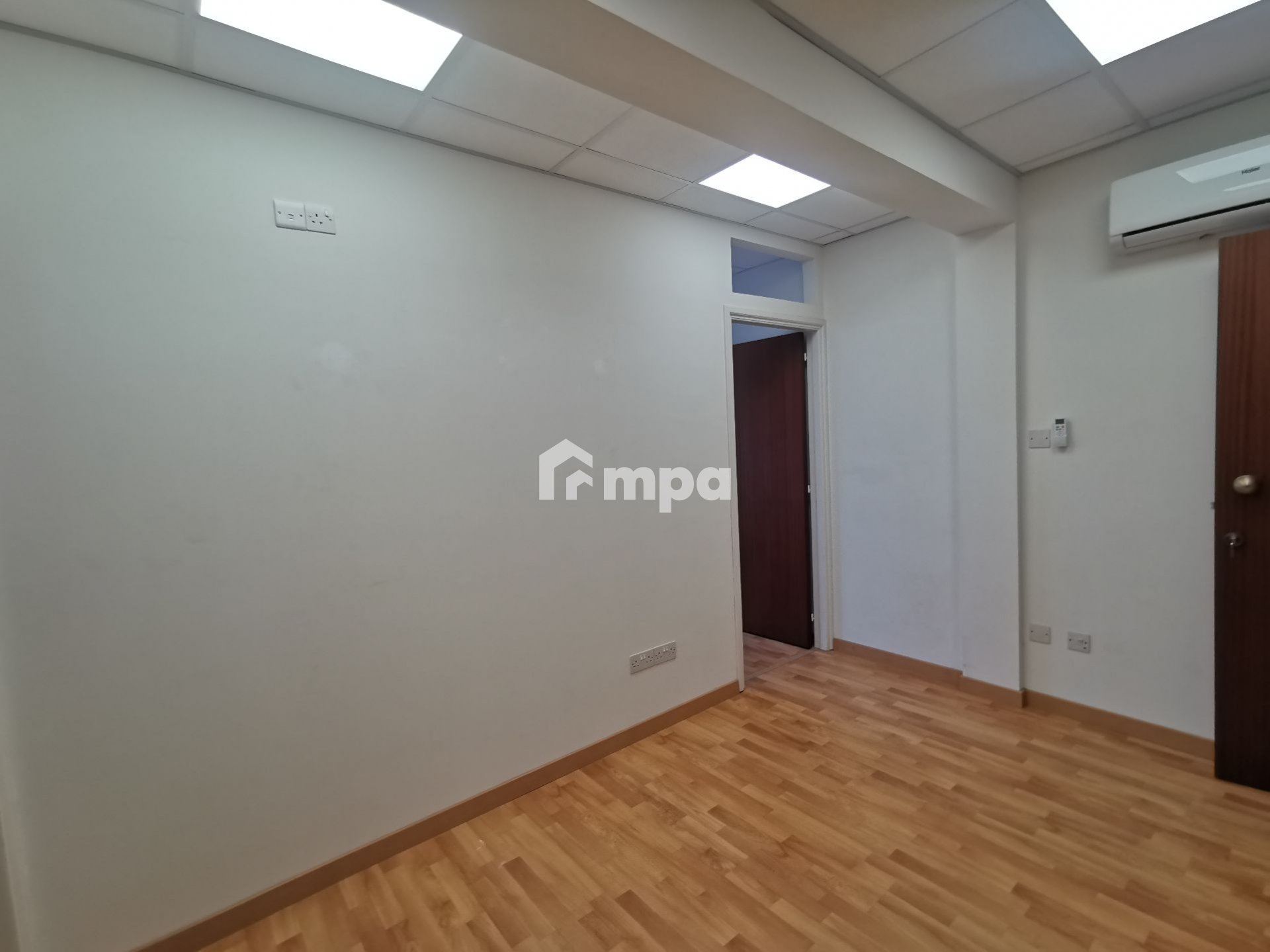 70m² Office for Rent in Agioi Omologites, Nicosia District