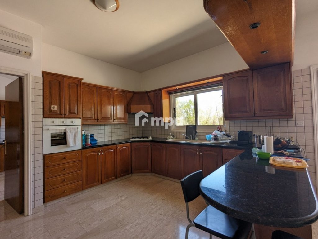 6+ Bedroom House for Sale in Ergates, Nicosia District