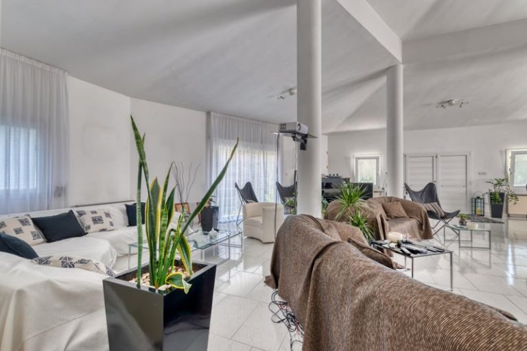6+ Bedroom Villa for Sale in Aradippou, Larnaca District