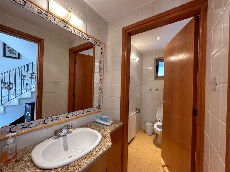 5 Bedroom House for Sale in Ypsonas, Limassol District