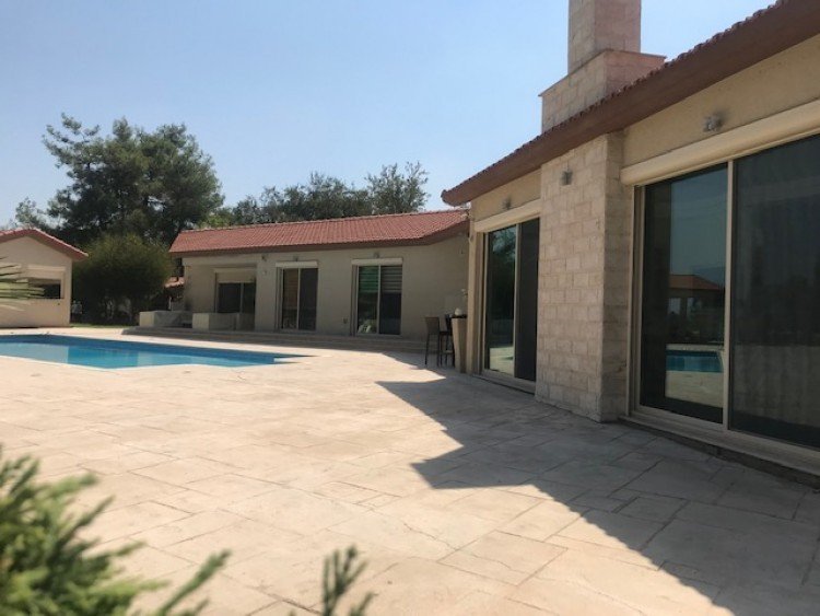 5 Bedroom House for Sale in Apsiou, Limassol District