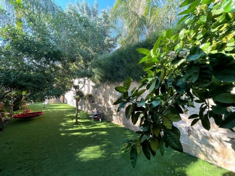 5 Bedroom House for Sale in Limassol – Agios Athanasios