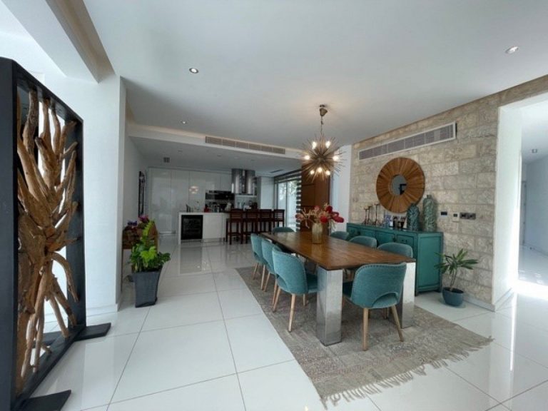 5 Bedroom House for Sale in Parekklisia, Limassol District