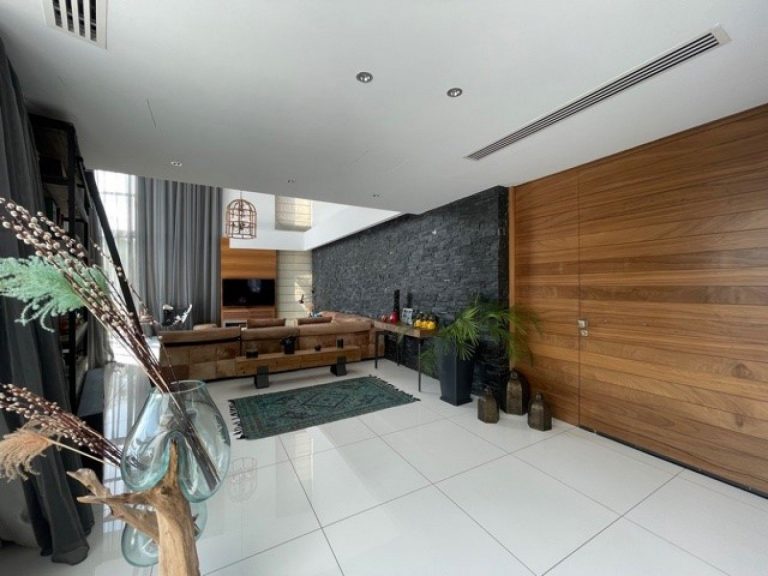 5 Bedroom House for Sale in Parekklisia, Limassol District