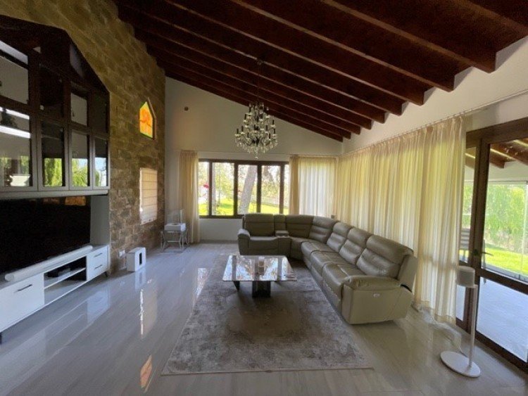 5 Bedroom House for Rent in Moniatis, Limassol District