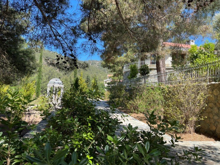 5 Bedroom House for Rent in Moniatis, Limassol District