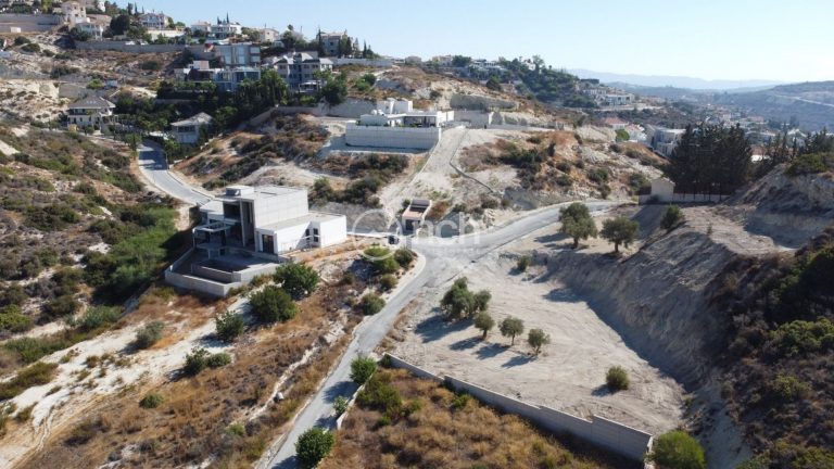 2,700m² Plot for Sale in Agios Tychonas, Limassol District