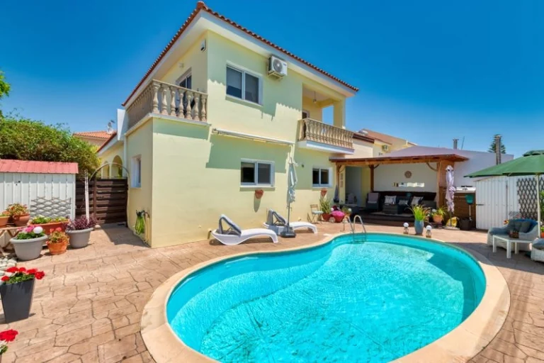 3 Bedroom House for Sale in Mazotos, Larnaca District