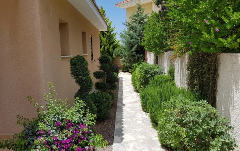 5 Bedroom House for Sale in Kamares, Paphos District