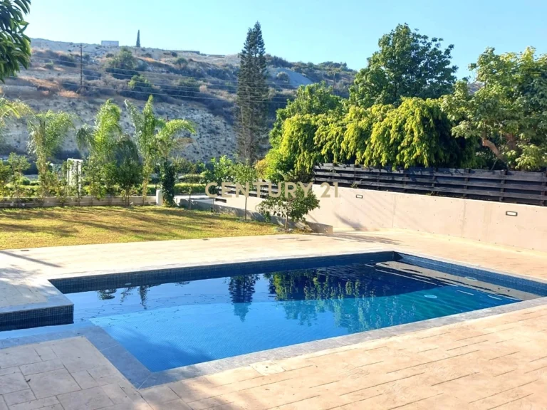 5 Bedroom House for Sale in Agios Tychonas, Limassol District