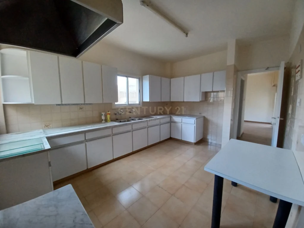 6+ Bedroom Apartment for Sale in Agios Tychonas, Limassol District