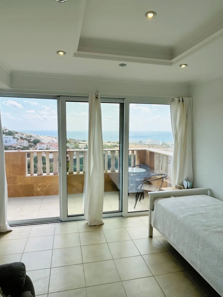 4 Bedroom House for Sale in Chlorakas, Paphos District