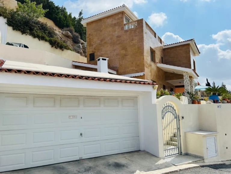 4 Bedroom House for Sale in Chlorakas, Paphos District