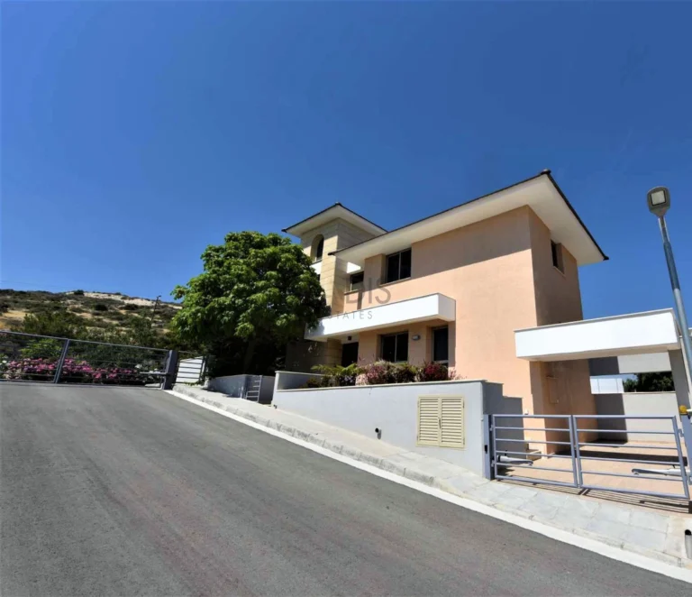 4 Bedroom House for Sale in Pyrgos Lemesou, Limassol District