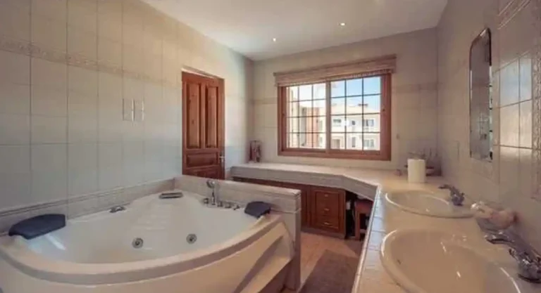 5 Bedroom House for Sale in Parekklisia, Limassol District