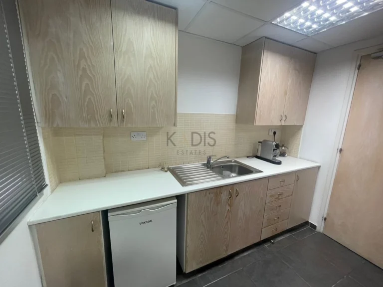 Здание площадью 970 м² в аренду в Лимассоле – Агиос Нектариос