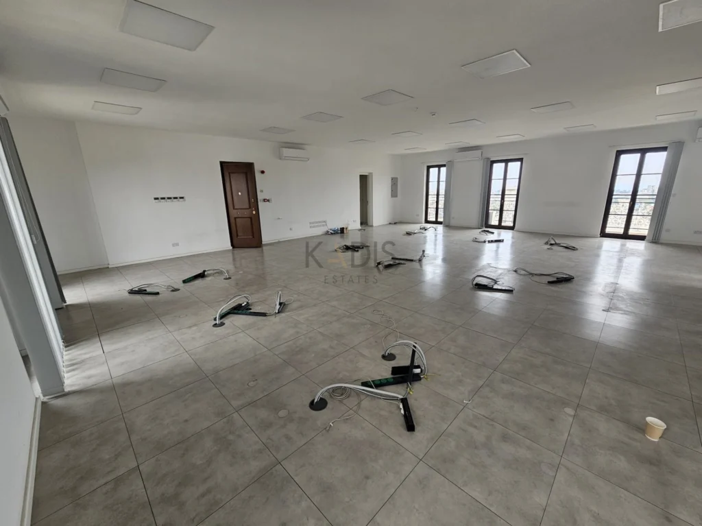 Γραφείο 215m² προς ενοικίαση στη Λεμεσό – Άγιος Αθανάσιος