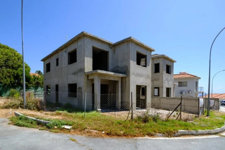 690m² Building for Sale in Episkopi Lemesou, Limassol District