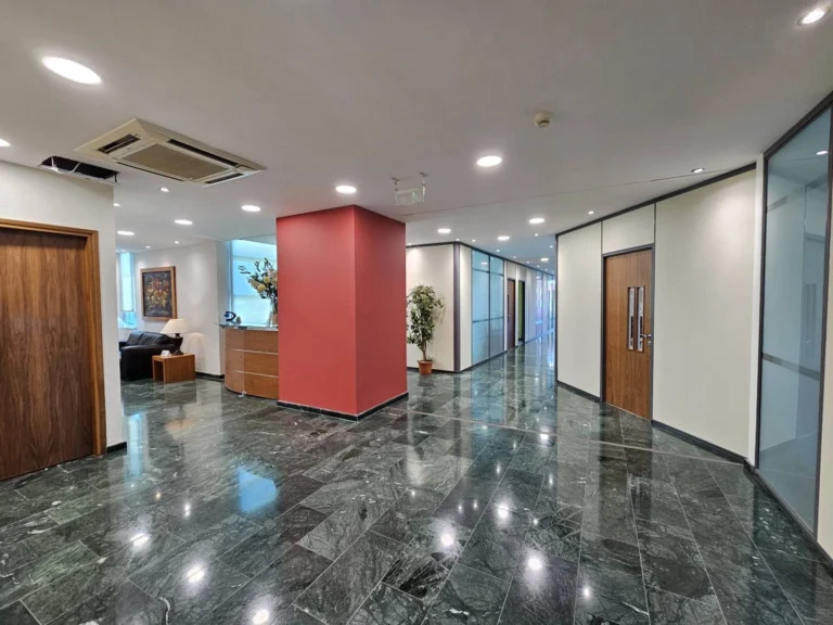 932m² Office for Sale