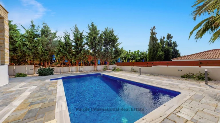 5 Bedroom House for Sale in Kissonerga, Paphos District