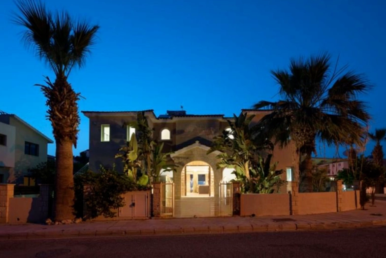 6+ Bedroom House for Sale in Paphos – Universal