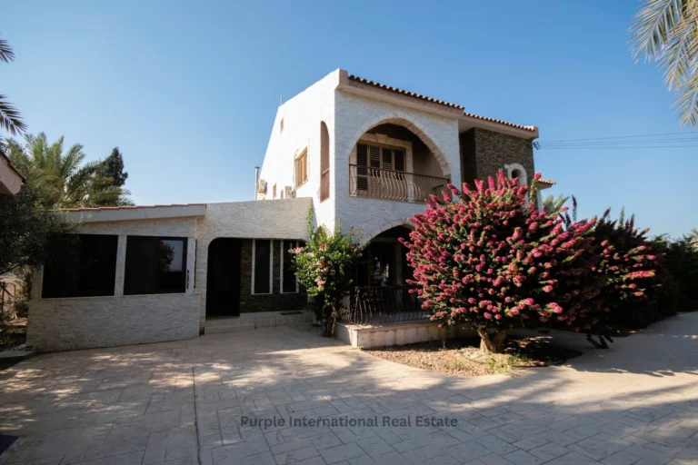 5 Bedroom House for Sale in Pervolia Larnacas