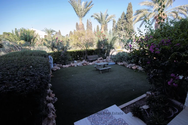 5 Bedroom House for Sale in Pervolia Larnacas