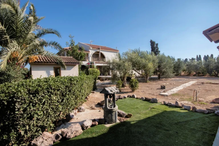 5 Bedroom House for Sale in Pervolia Larnacas