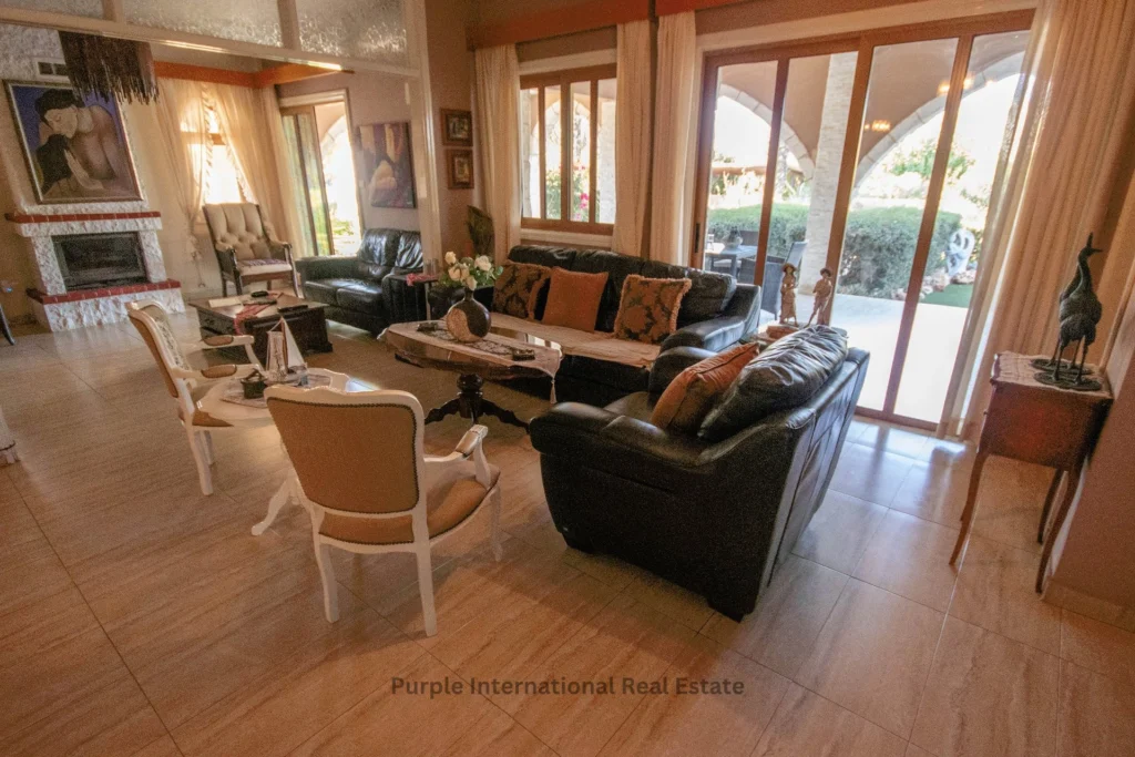 5 Bedroom House for Sale in Pervolia Larnacas