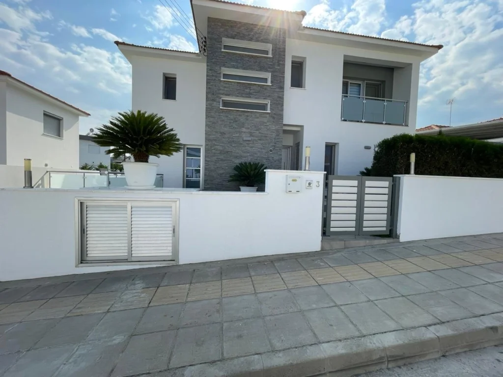 5 Bedroom House for Sale in Parekklisia, Limassol District