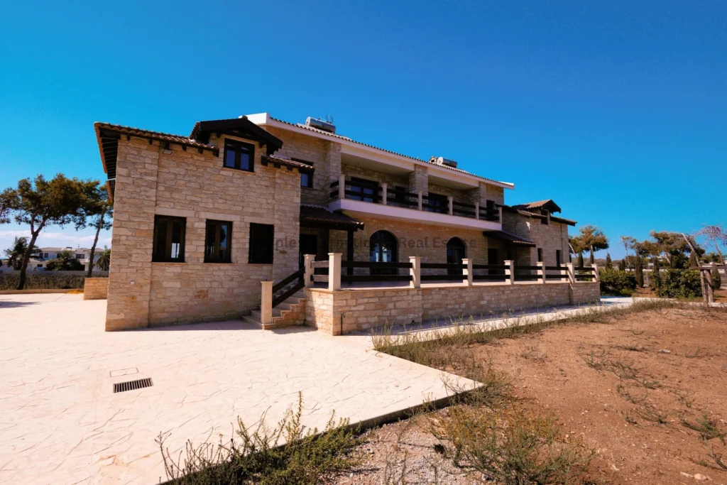 470m² House for Sale in Pervolia Larnacas