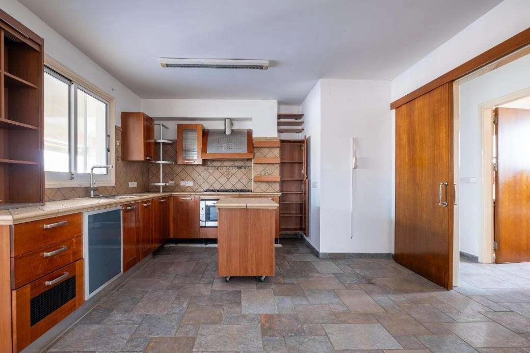 952m² Building for Sale in Engomi, Nicosia District