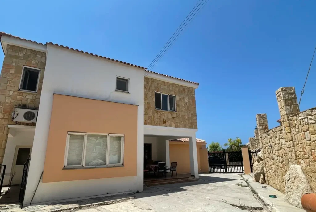 5 Bedroom House for Sale in Chlorakas, Paphos District