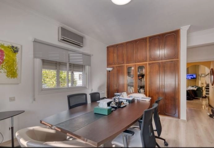 6+ Bedroom House for Sale in Larnaca District