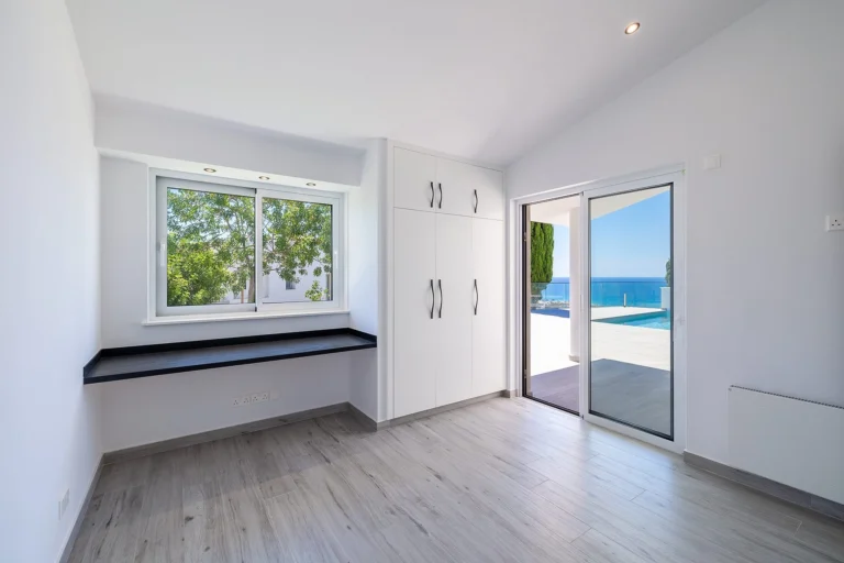 5 Bedroom House for Sale in Kissonerga, Paphos District