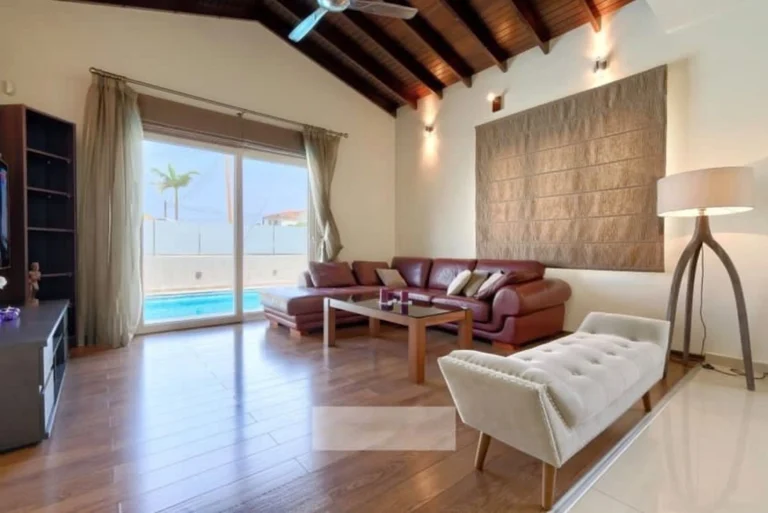 6+ Bedroom House for Sale in Paphos – Universal