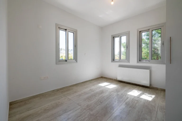 5 Bedroom House for Sale in Kissonerga, Paphos District