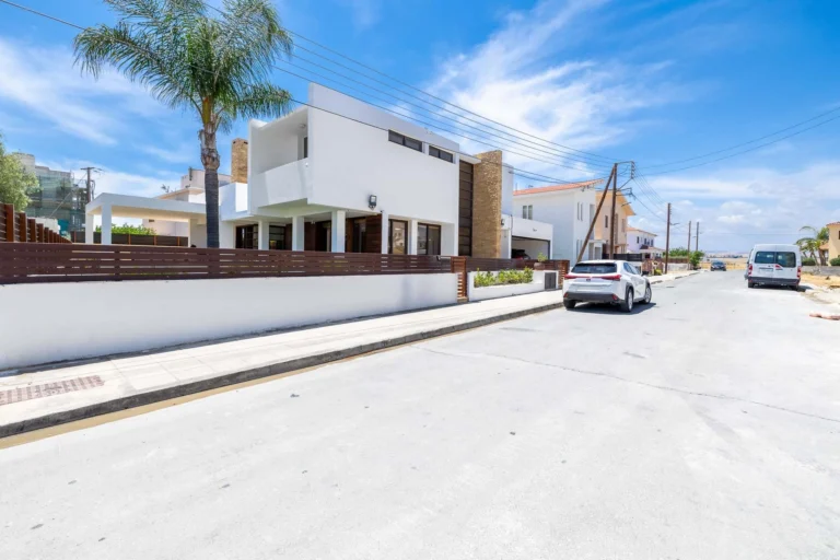 4 Bedroom House for Sale in Agios Nikolaos, Larnaca District