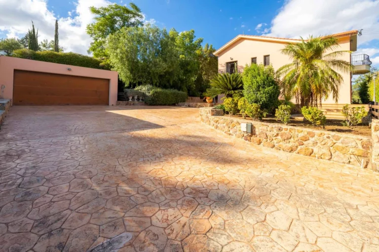 4 Bedroom House for Sale in Mosfiloti, Larnaca District