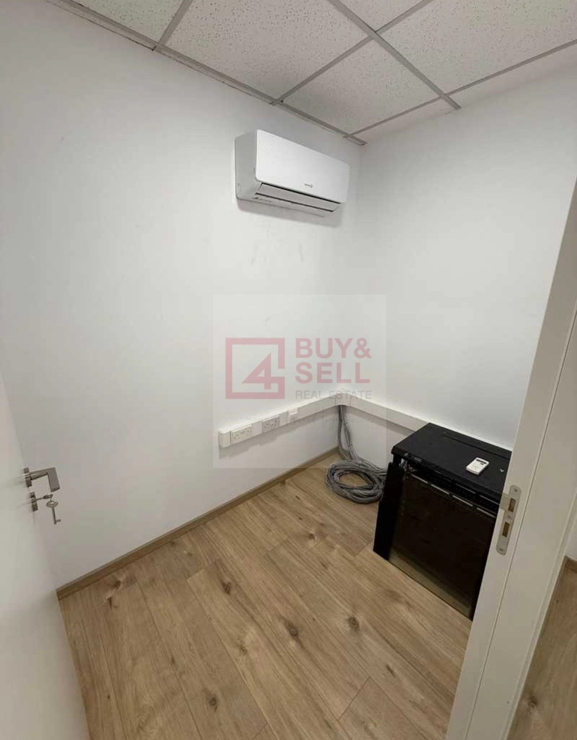 180m² Office for Rent